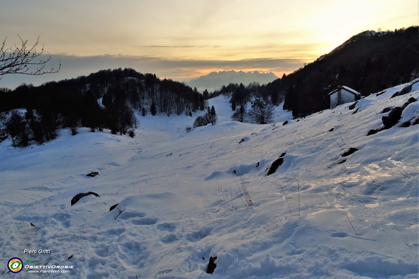 68 Baita Foppalunga nella luce del tramonto verso il Resegone.JPG